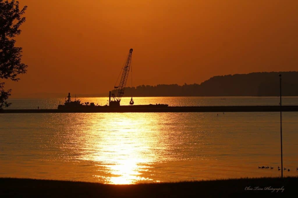 Sunday morning sunrise along Lake Ontario (photo)