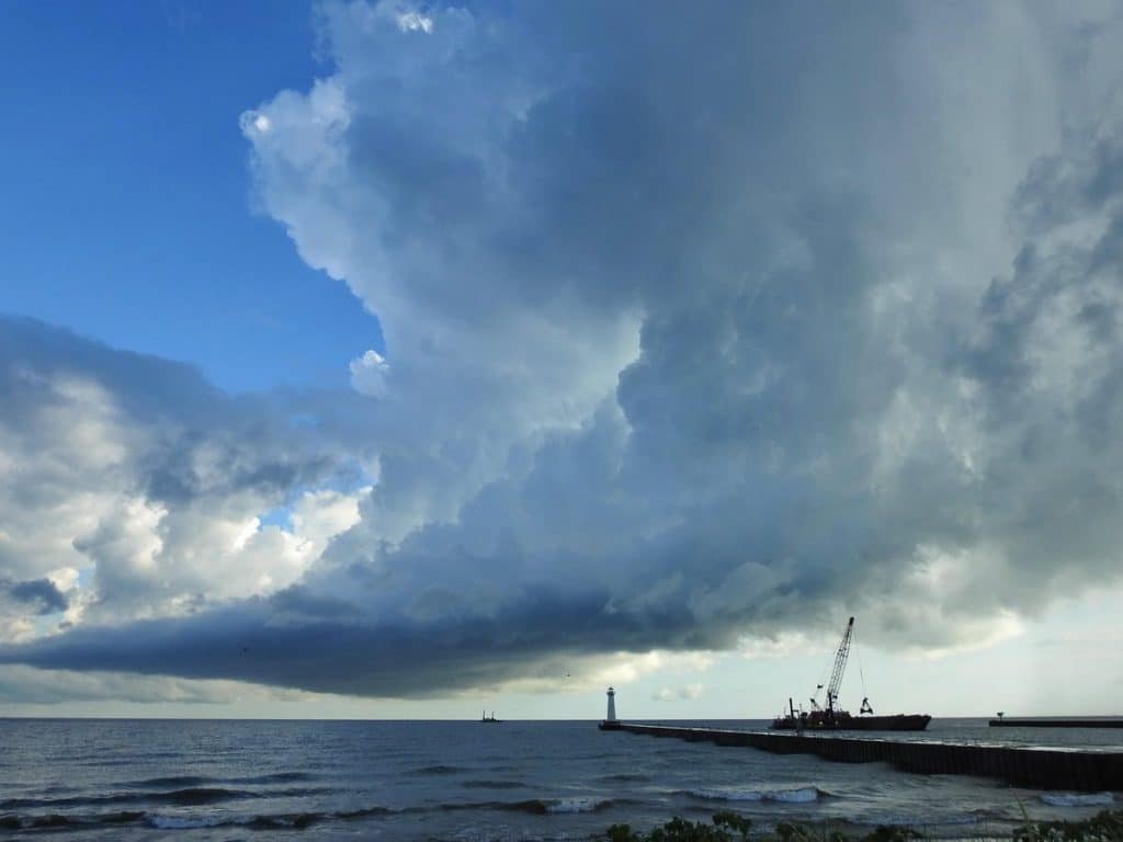 Stunning clouds over Lake Ontario (photo)