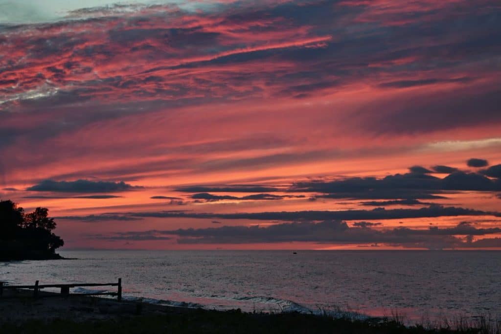 Stunning sunset over Lake Ontario (photo)
