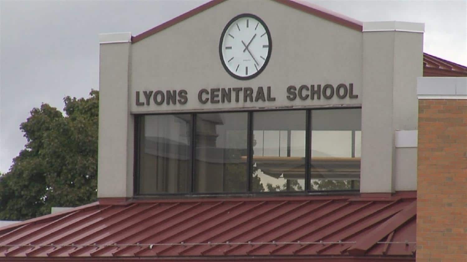 Lyons teachers lift students’ spirits before exams Lyons teachers lift students’ spirits before exams