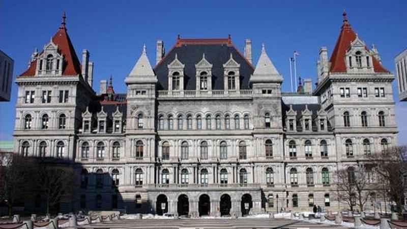 State workers still getting paid despite late NY budget