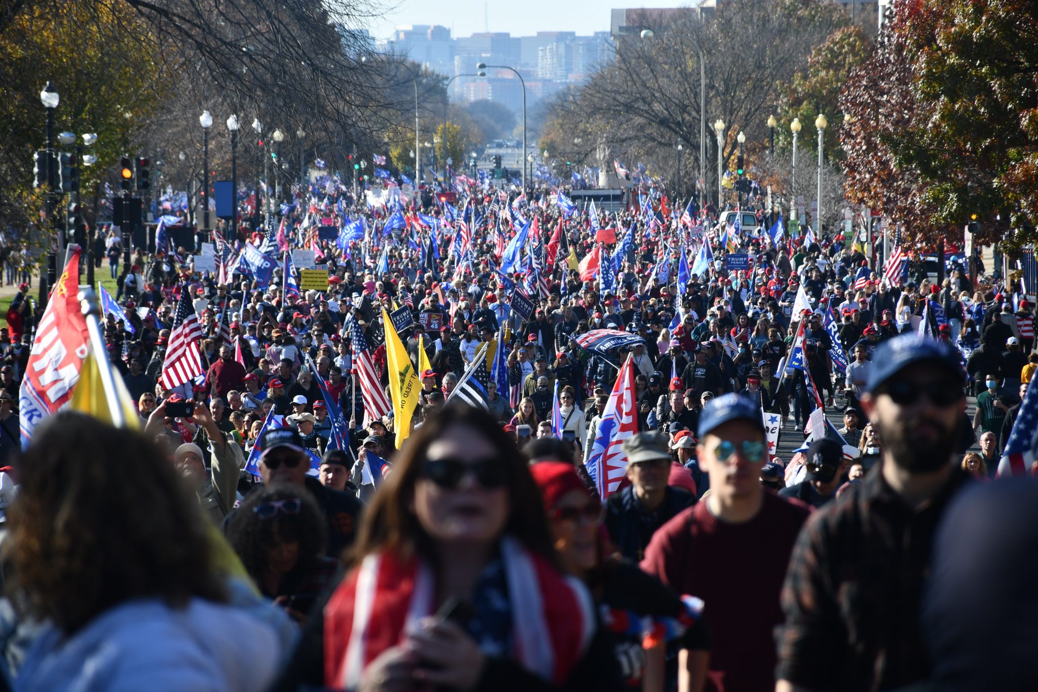 March brings. March brings. Митинги за трампа 2020. Нью-йорк митинг вашингтон. Вашингтон человек.