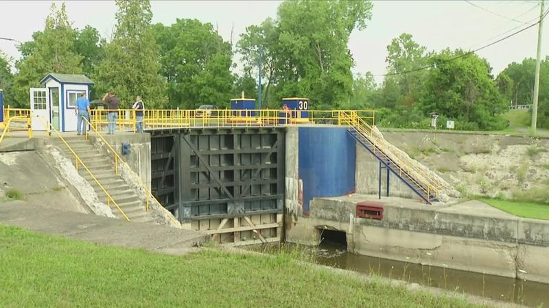 Man drowns trying to save dog in Erie Canal