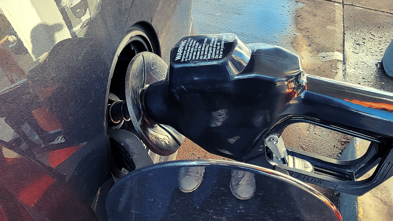 Gas prices rise, consumers wonder: When is the best time to fill up the tank?