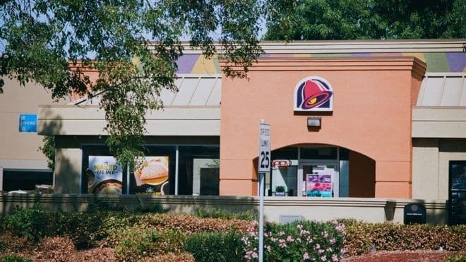 taco bell storefront where people can use Apple Pay.
