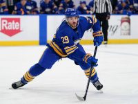 Sabres re-sign forward Vinnie Hinostroza to one-year contract