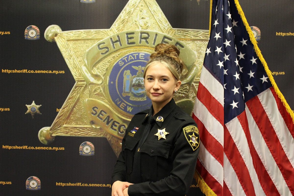Seneca deputy graduates from D.A.R.E program