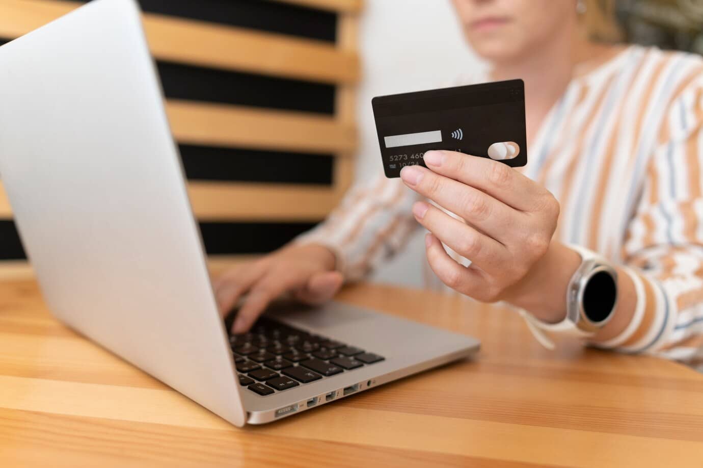 Cards outpace cash nationally as New York still requires stores to accept it Cards outpace cash nationally as New York still requires stores to accept it