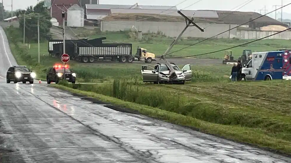 SUV crash snaps utility pole, causes outage in Skaneateles SUV crash snaps utility pole, causes outage in Skaneateles