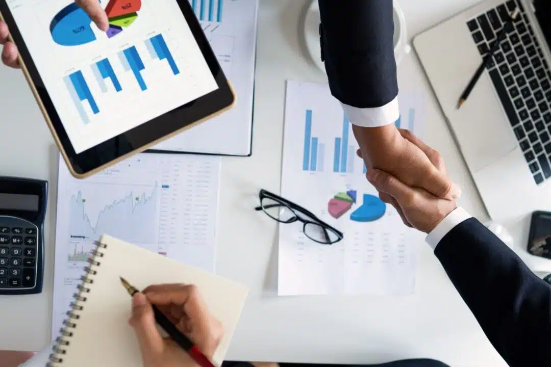 Why More Entrepreneurs Opt for Starting an Online Business Over a Physical Location
