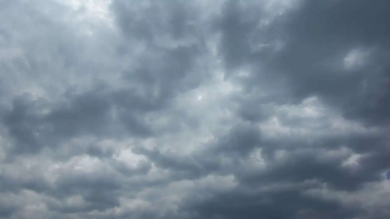 FL1 FORECAST: Showers thin out today before a quieter Labor Day weekend