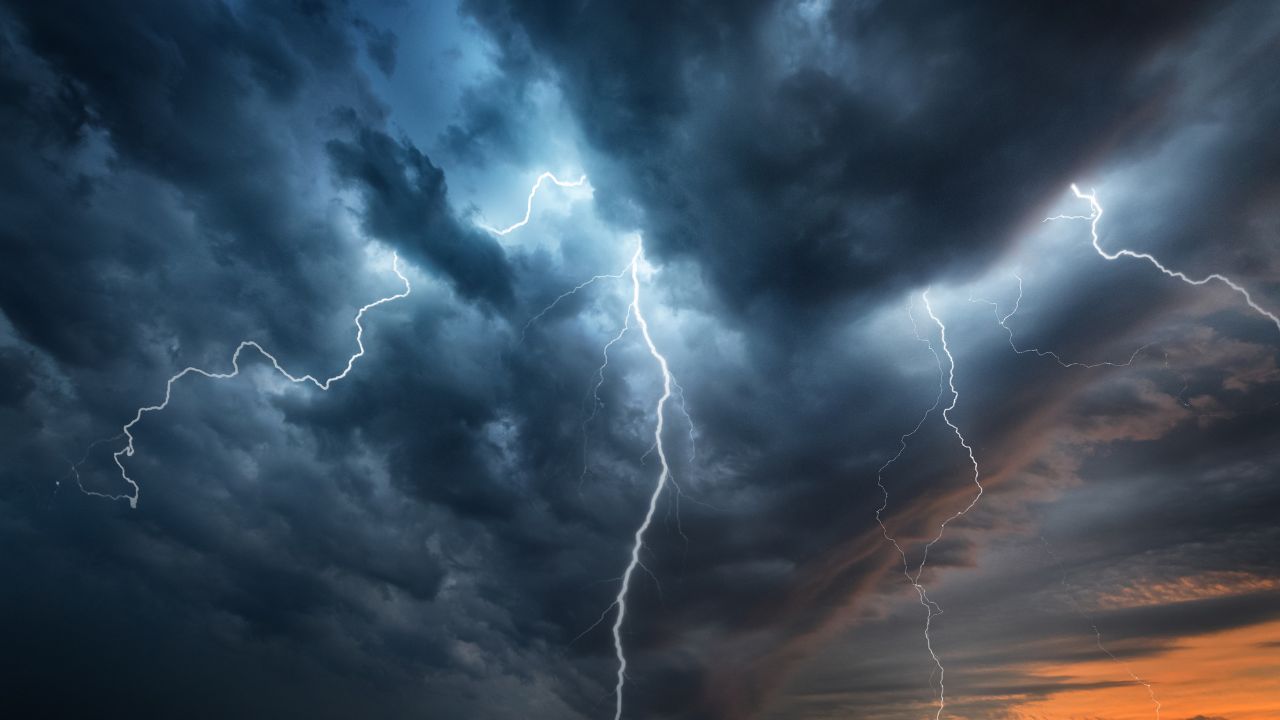 FL1 FORECAST: Showers and storms arrive today with gusty winds possible